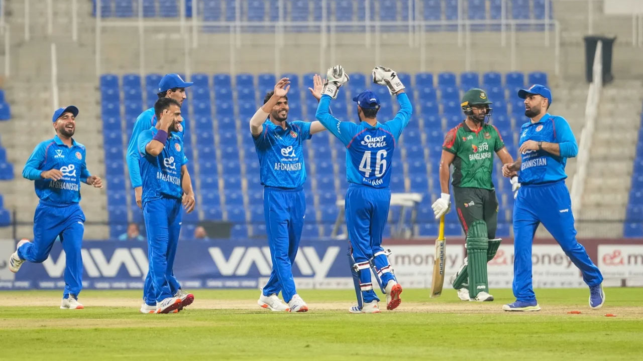 সতীর্থদের সাথে আফগানিস্তানের পেসার বিলাল সামি