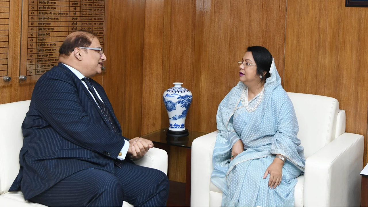 বেসামরিক বিমান পরিবহন ও পর্যটনমন্ত্রী আফরোজা খানমের সাথে পাকিস্তানি হাইকমিশনার ইমরান হায়দারের সাক্ষাৎ