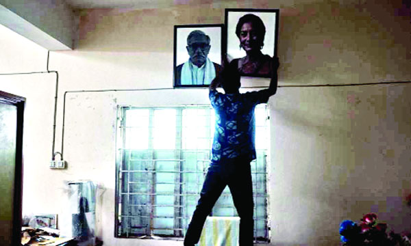 ‘পার্থ তুই কনে? প্রধানমন্ত্রী পলাইছে, শুনিছিস’