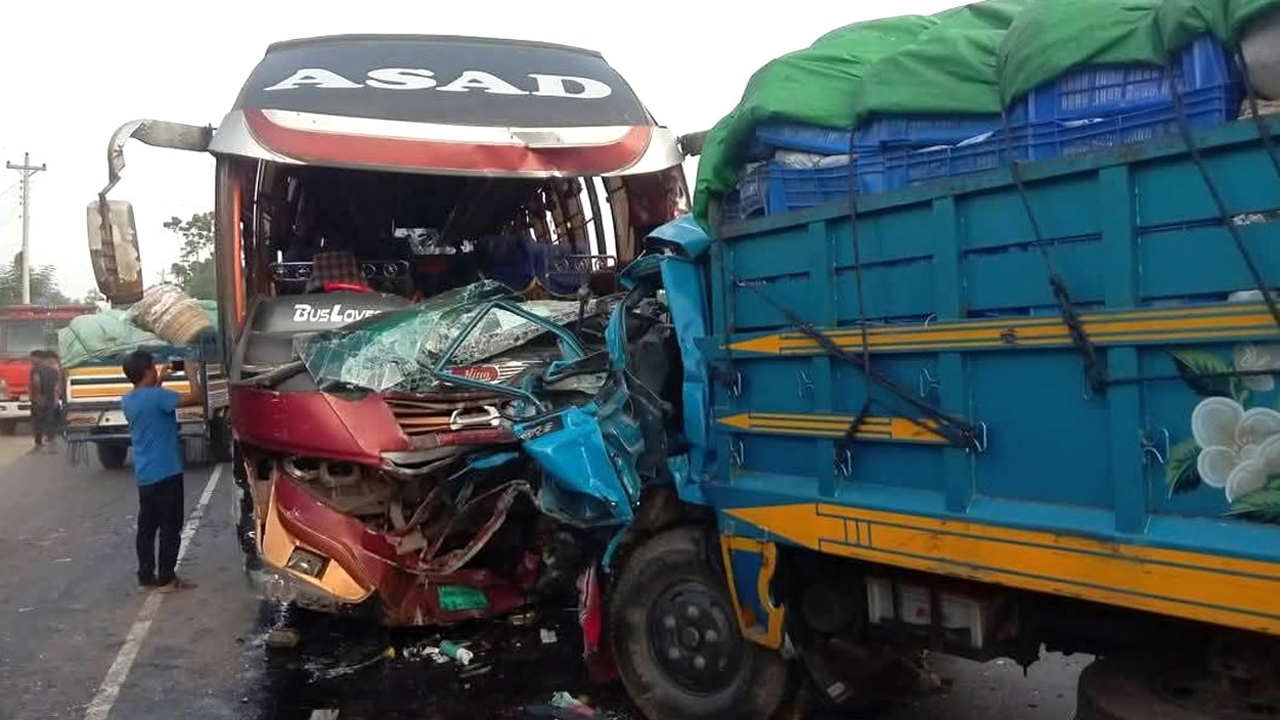 বাস-ট্রাকের সংঘর্ষে নিহত হন হামিদ
