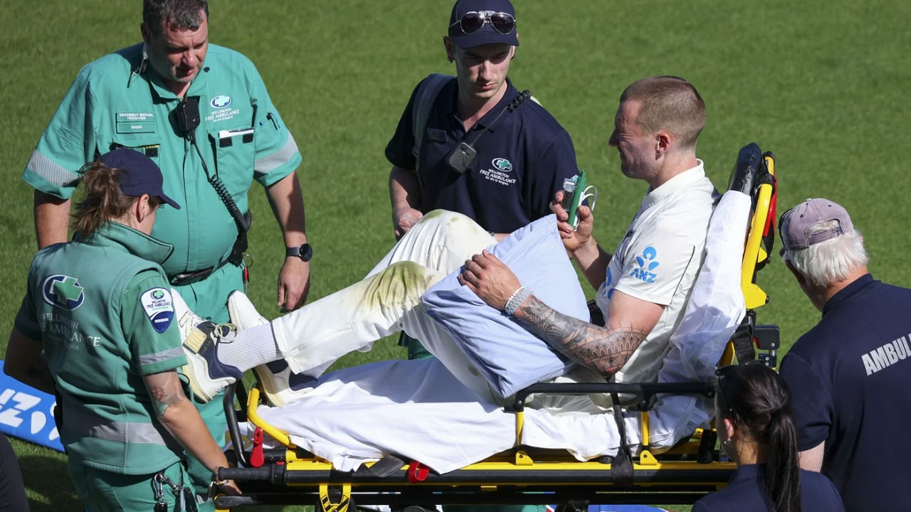 মেডিক্যাল স্টাফদের সহায়তায় স্ট্রেচারে মাঠ থেকে সরাসরি হাসপাতালে যান ব্লেয়ার টিকনার