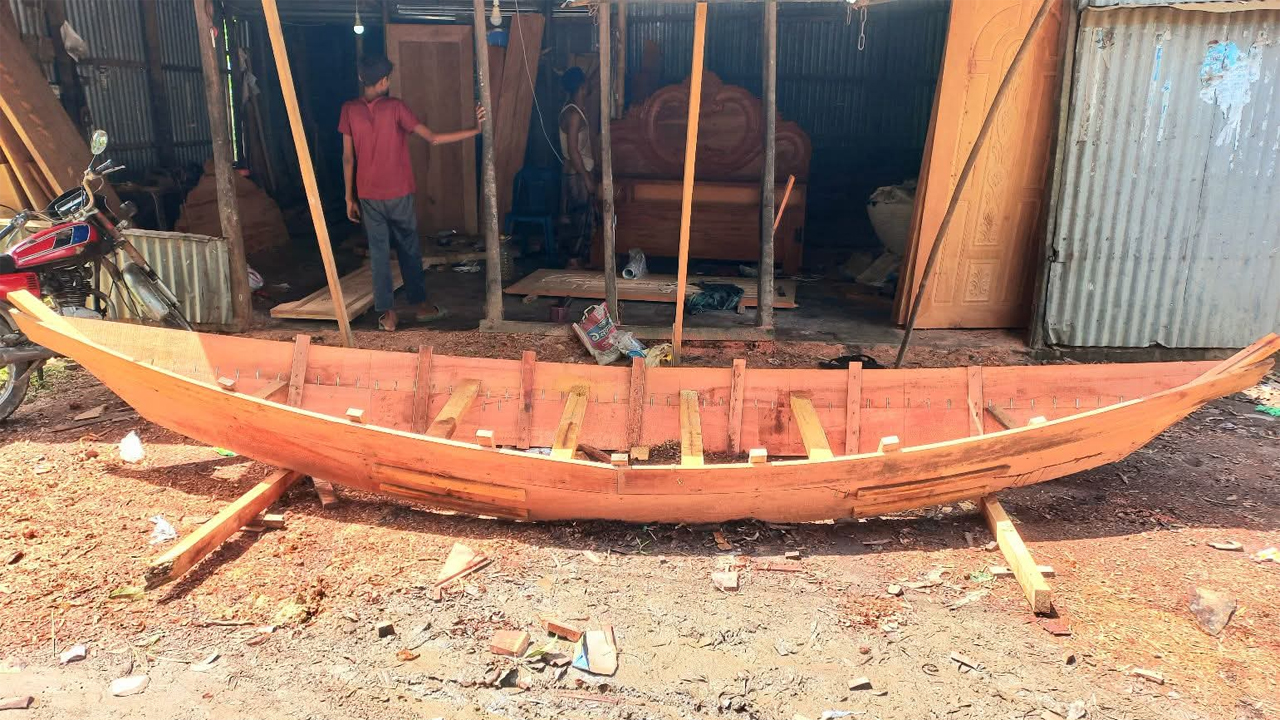 নৌকা তৈরিতে ব্যস্ত সময় পার করছেন কারিগররা
