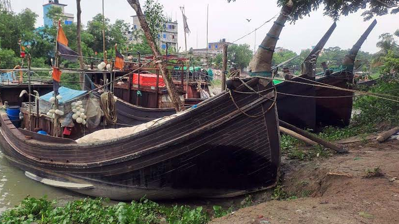 শরণখোলা মৎস্য অবতরণ কেন্দ্রে সাগরে যাওয়ার অপেক্ষায় মাছ ধরা ট্রলার