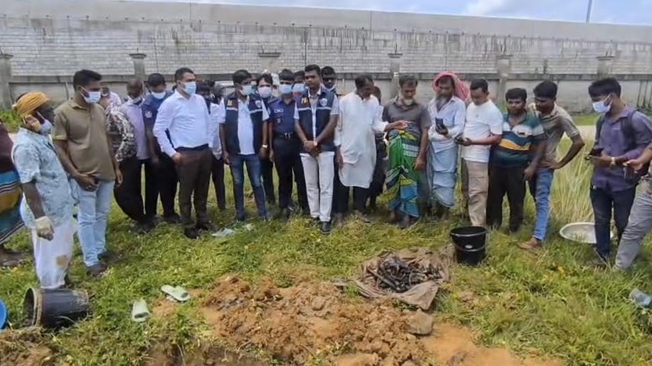 নির্বাহী ম্যাজিস্ট্রেট ও পূর্বাচল রাজস্ব সার্কেলের সহকারী কমিশনার (ভূমি) ফরিদ-আল-সোহানের তত্ত্বাবধানে লাশ উত্তোলন করা হয়।