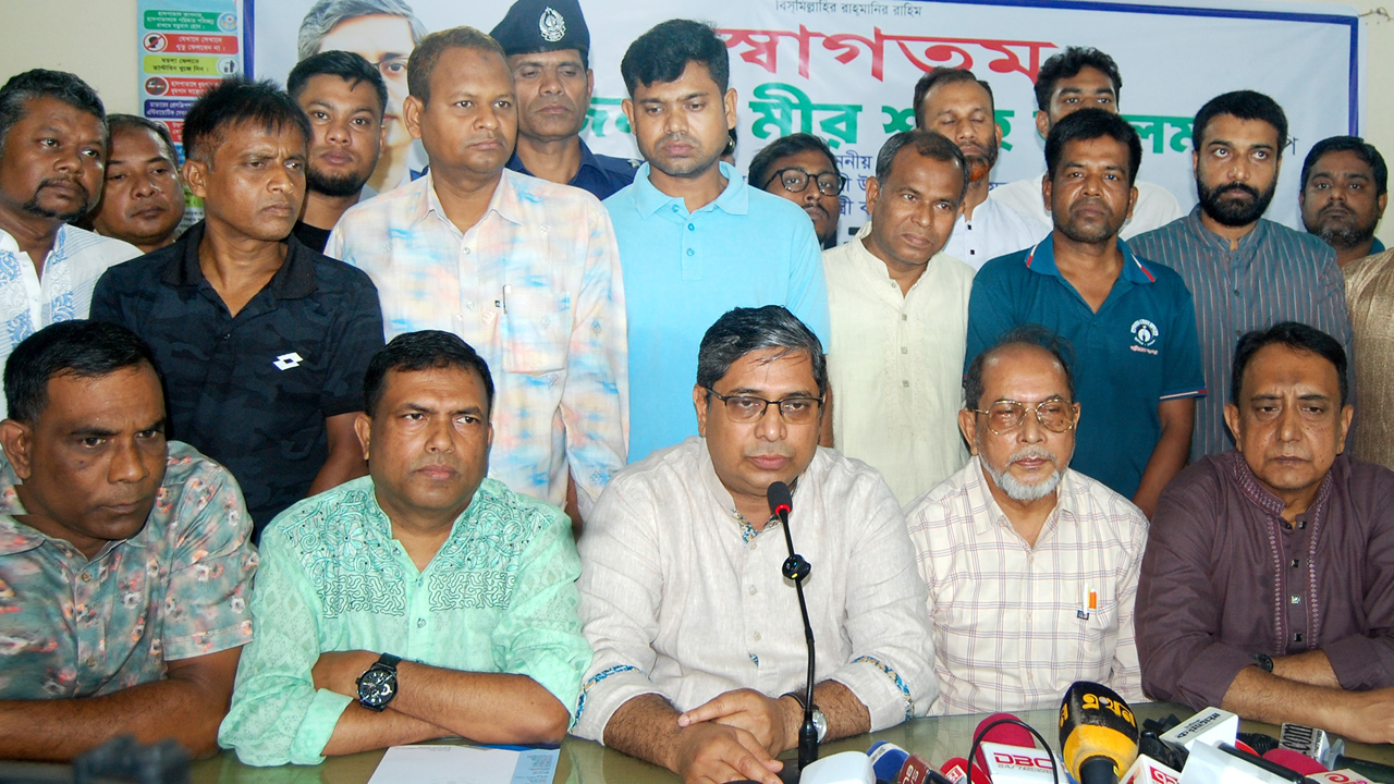 বক্তব্য রাখছেন স্থানীয় সরকার, পল্লী উন্নয়ন ও সমবায় প্রতিমন্ত্রী মীর শাহে আলম