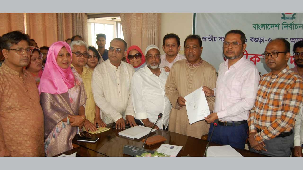 বিএনপি প্রার্থী রেজাউল করিম বাদশা রিটার্নিং কর্মকর্তনোর কাছ থেতেক ধানের শীষ প্রতীক গ্রহণ করছেন