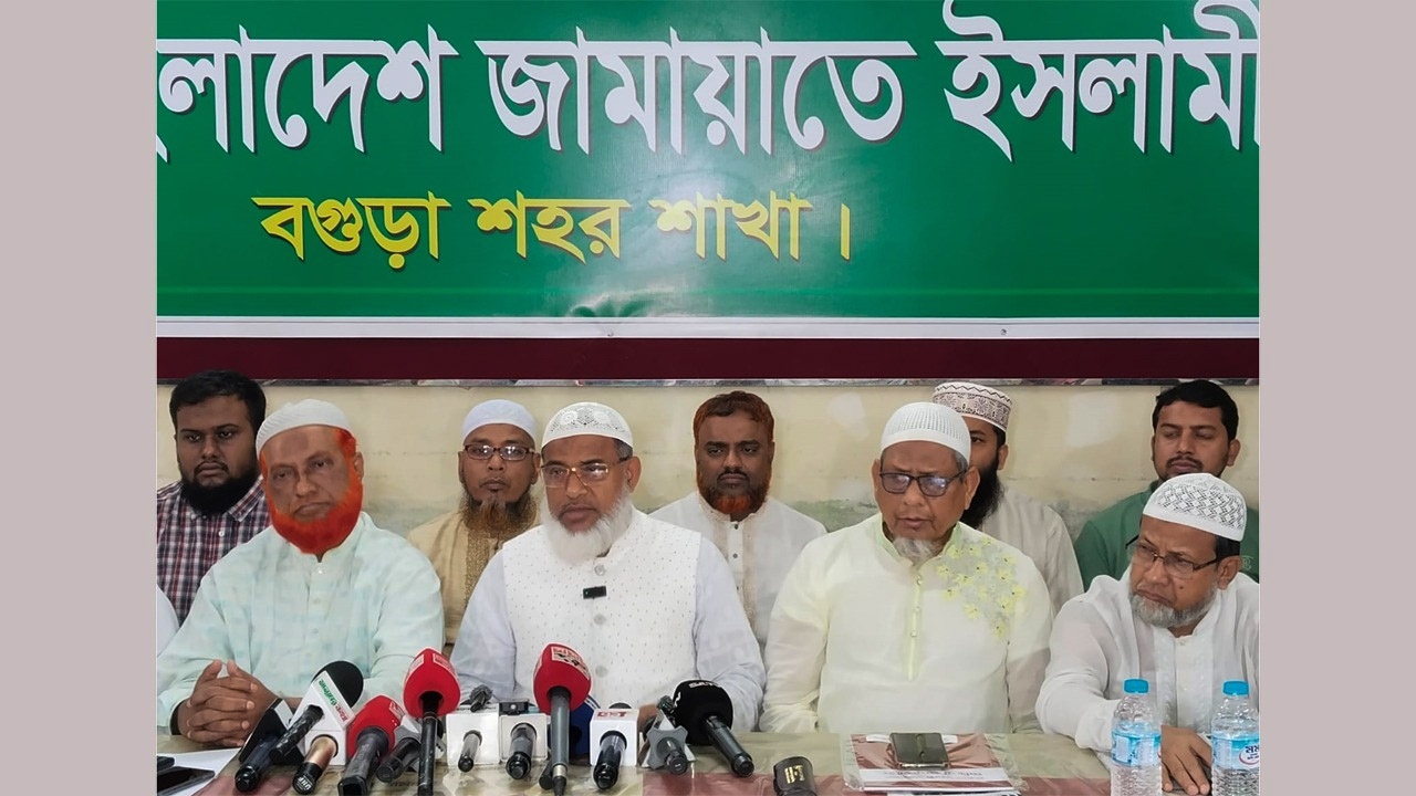 বগুড়া শহর জামায়াতের কার্যালয়ে জরুরি সংবাদ সম্মেলনে প্রার্থী অধ্যক্ষ আবিদুর রহমান সোহেল