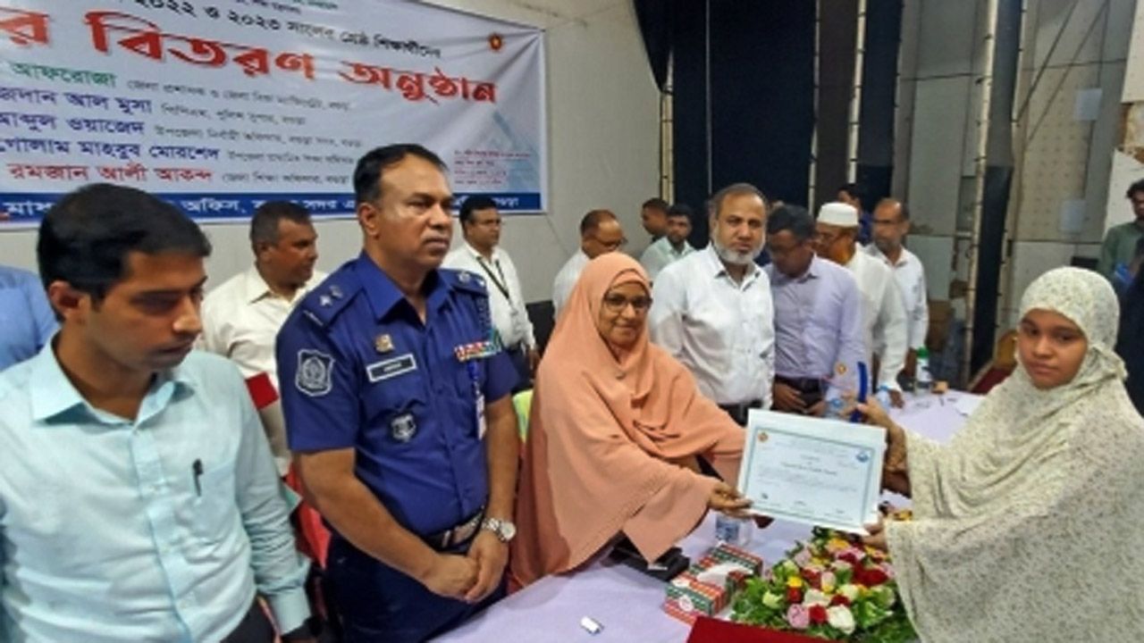বগুড়ায় শ্রেষ্ঠ শিক্ষার্থীদের সংবর্ধনা প্রদান