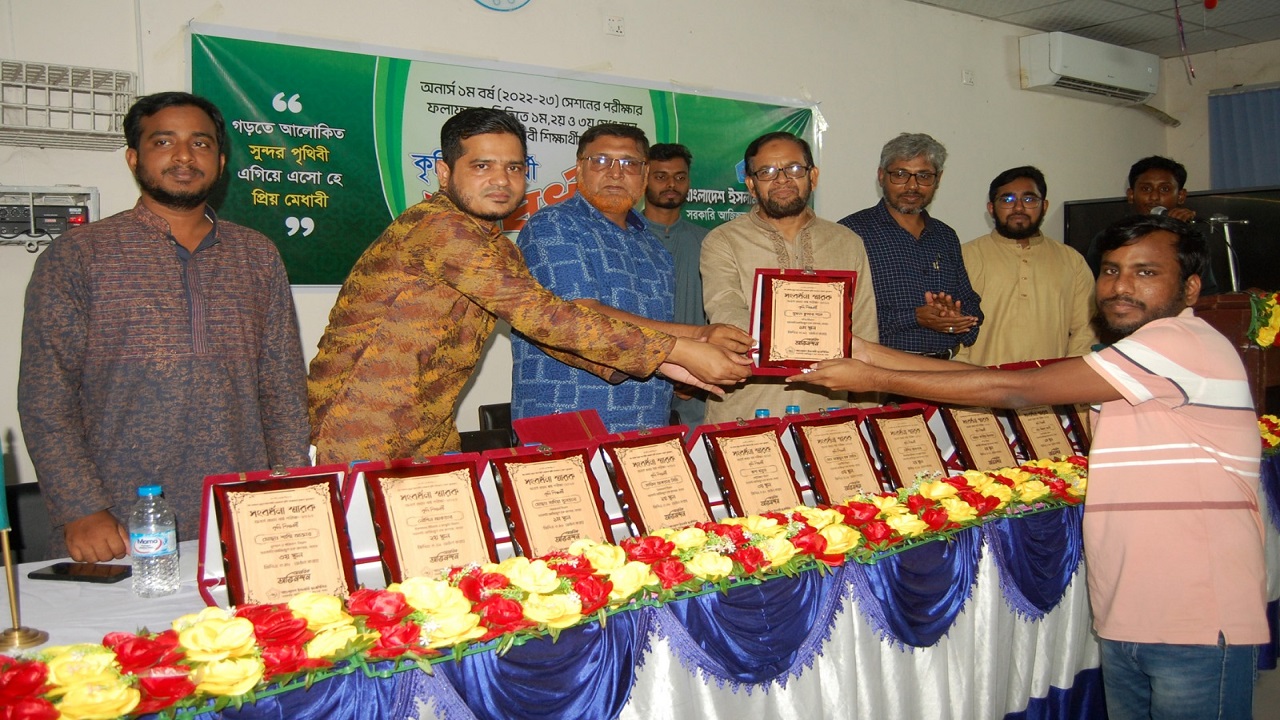 সরকারী আজিজুল হক কলেজের  কৃতি শিক্ষার্থীদের শিবিরের সংবর্ধনা