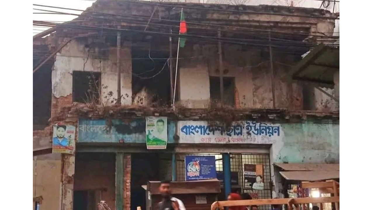 সোমবার বিকেলে বগুড়া জেলা আওয়ামী লীগের কার্য়ালয়ে জাতীয় পতাকা দেখা যায়