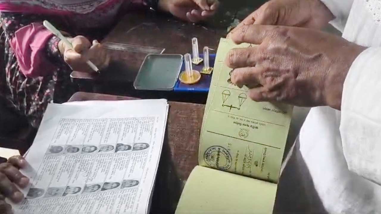 বগুড়ার ঠনঠনিয়া এলাকার একটি কেন্দ্রে ব্যালটে আগে থেকে সিল-স্বাক্ষরসহ ও ভোটারের আঙ্গুলে ছাপের চিত্র