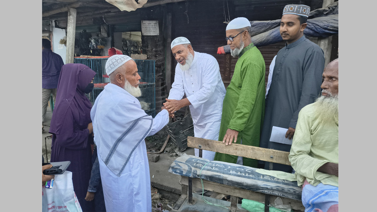 গণসংযোগ করছেন দাঁড়িপাল্লার প্রার্থী অধ্যক্ষ আবিদুর রহমান সোহেল