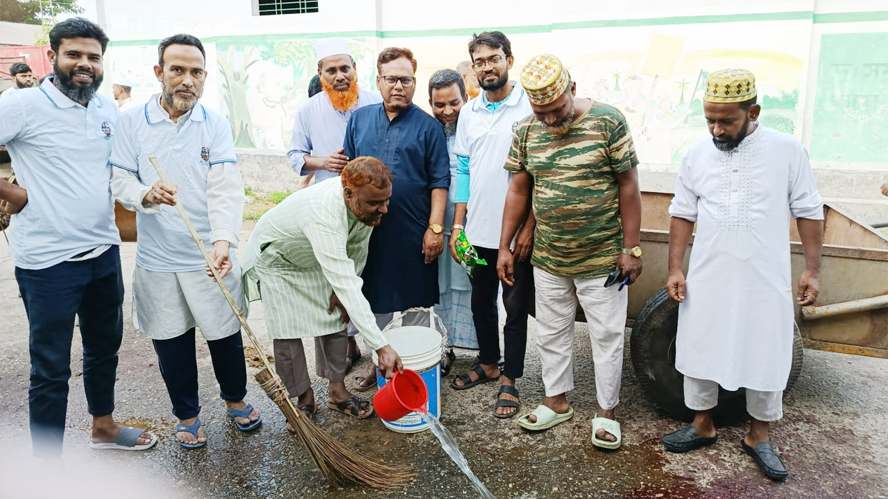 কোবানির বর্জ্য অপসারণ করছে জামায়াতের যুব বিভাগের কর্মীরা