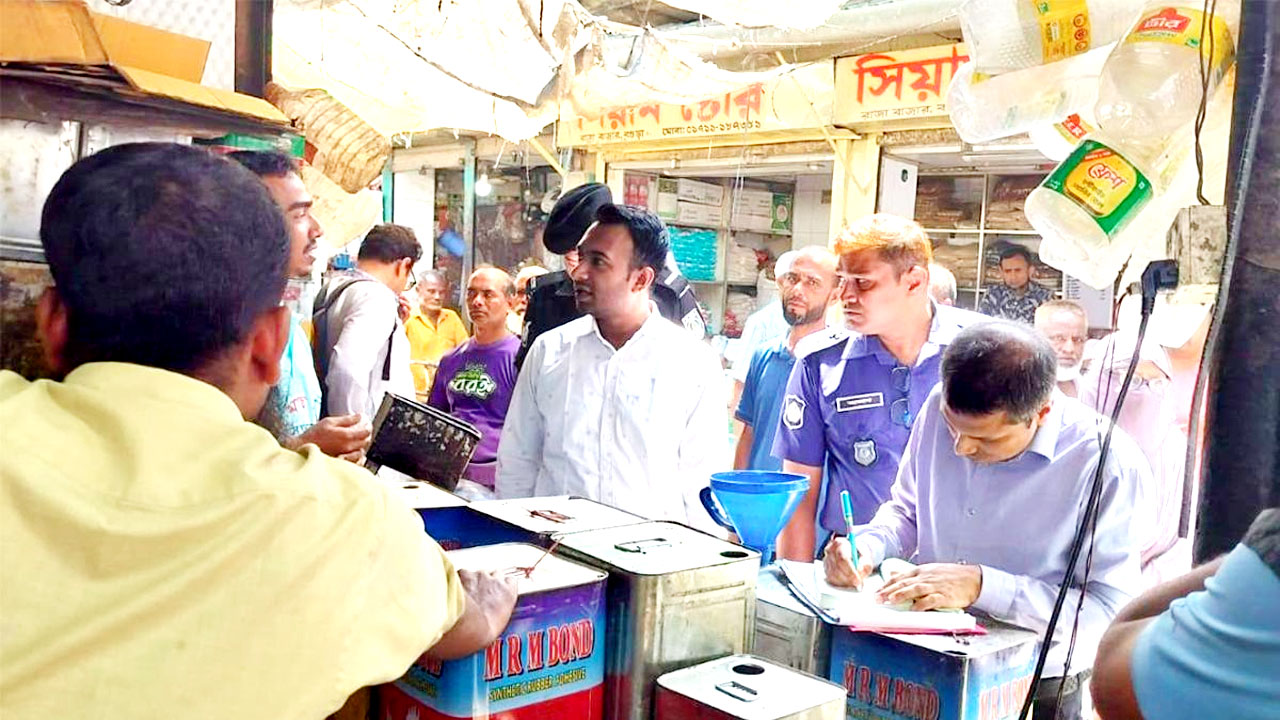 বগুড়ার রাজাবাজারে ভোক্তা অধিদফতরের অভিযান