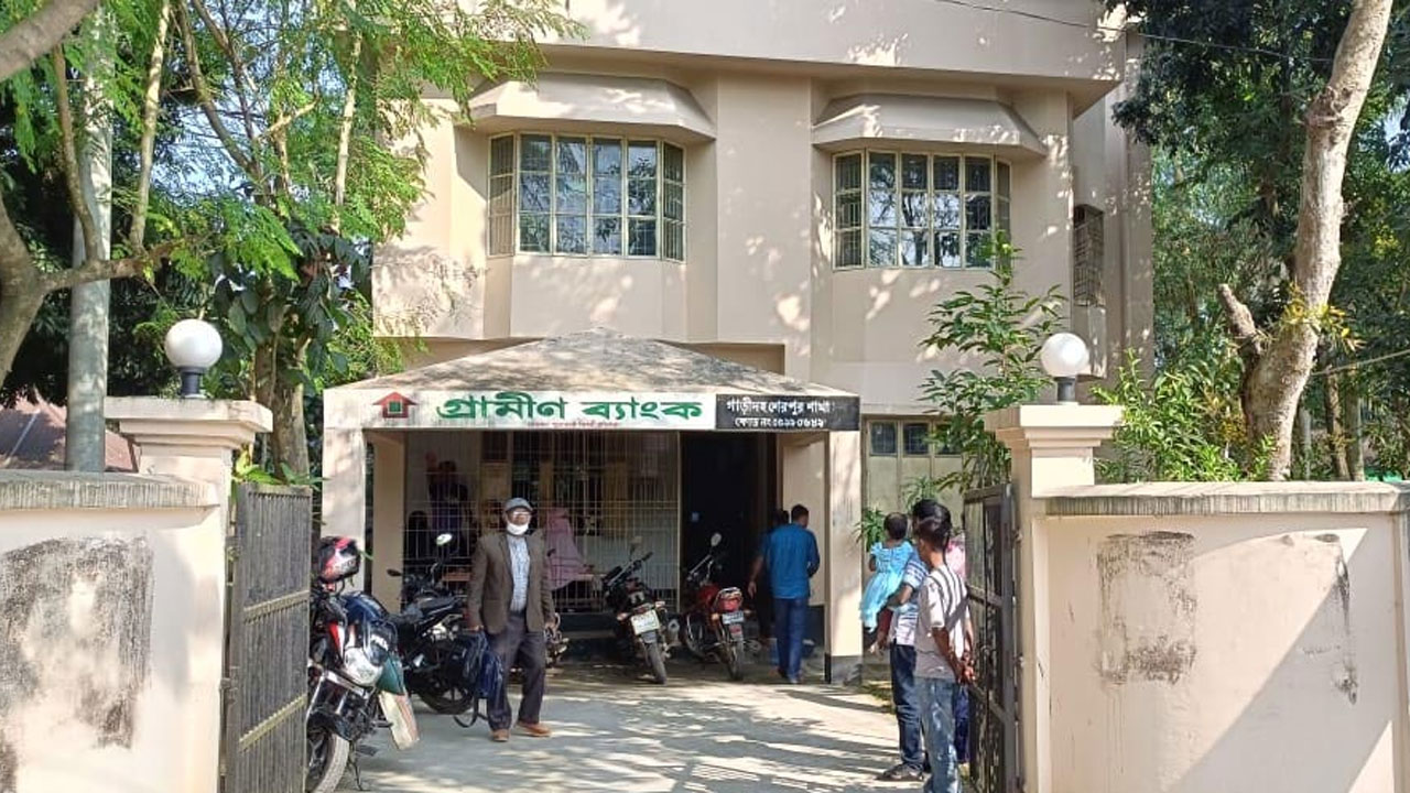 গাড়িদহে অবস্থিত গ্রামীণ ব্যাংকের এই শাখায় আগুন দেয়া হয়