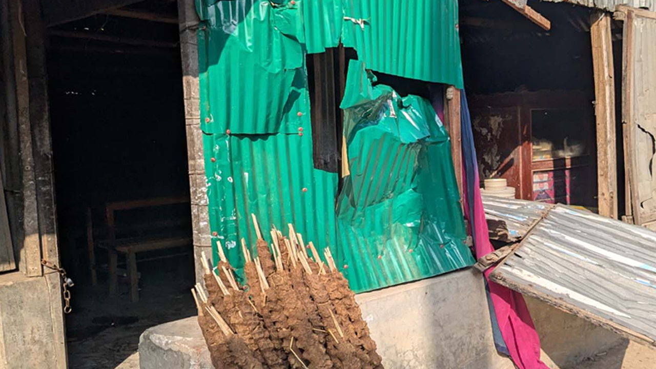 বড়াইগ্রামের দ্বারিকুশী এলাকায় প্রতিপক্ষের হামলায় ক্ষতিগ্রস্ত বসতঘর