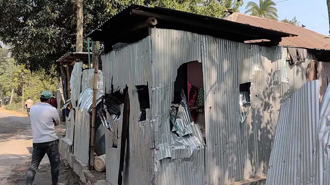 বড়াইগ্রাম উপজেলার ধানাইদহ গ্রামে বিএনপি কর্মীদের ভাঙচুর করা এক জামায়াত কর্মীর বাড়ি