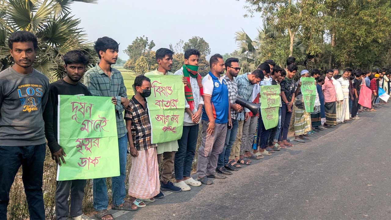 বড়াইগ্রামে বনপাড়া-হাটিকুমরুল মহাসড়কের পাশে পৌরসভার ময়লার ভাগাড় অপসারণের দাবিতে মানববন্ধন অনুষ্ঠিত হয়