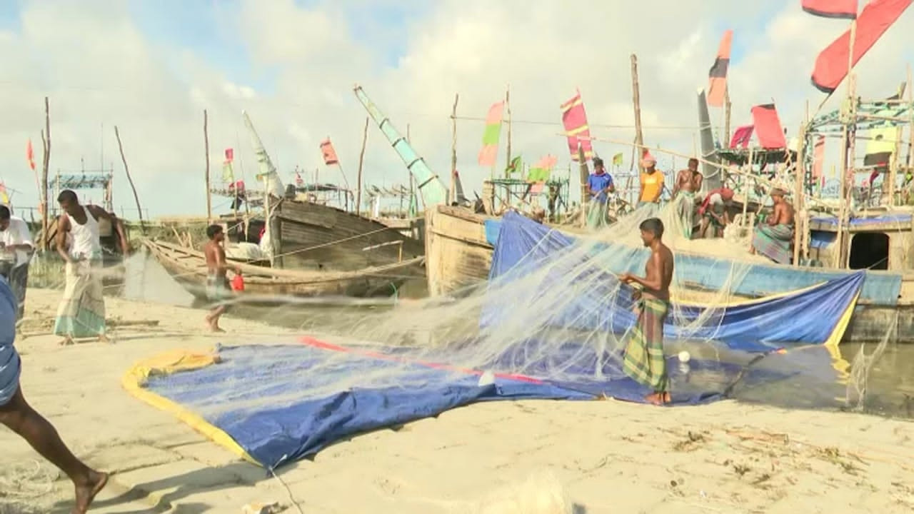 নিষেধাজ্ঞা শেষে মাছ ধরতে সাগর পথে উপকূলের জেলেরা