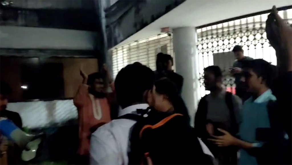 প্রতিবাদী শিক্ষার্থীরা