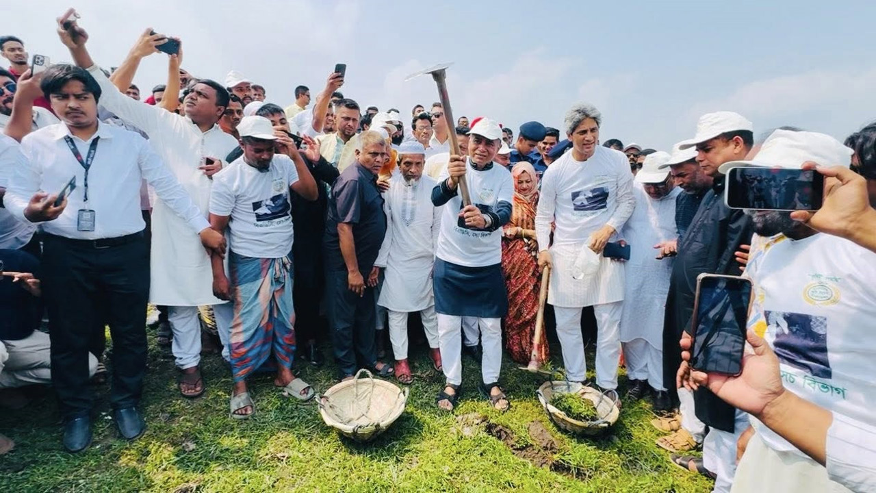 বোয়ালিয়া খাল পুনঃখনন কাজের উদ্বোধনী অনুষ্ঠানে জোনায়েদ সাকি