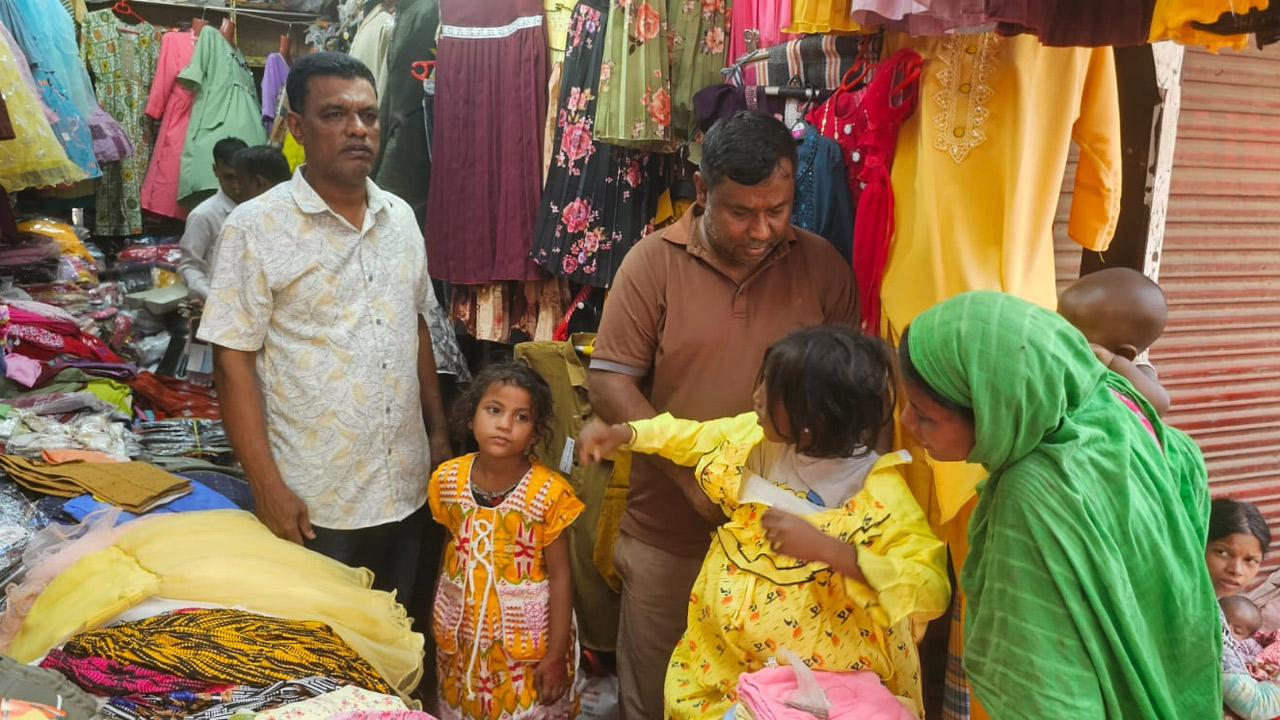 পথশিশুরা নিজের পছন্দমতো নতুন কাপড় নিচ্ছে
