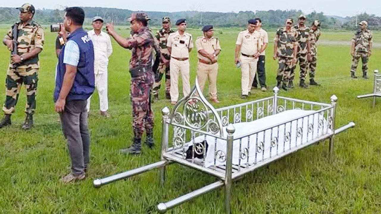 বিজিবির কাছে লাশ হস্তান্তর করছে বিএসএফ