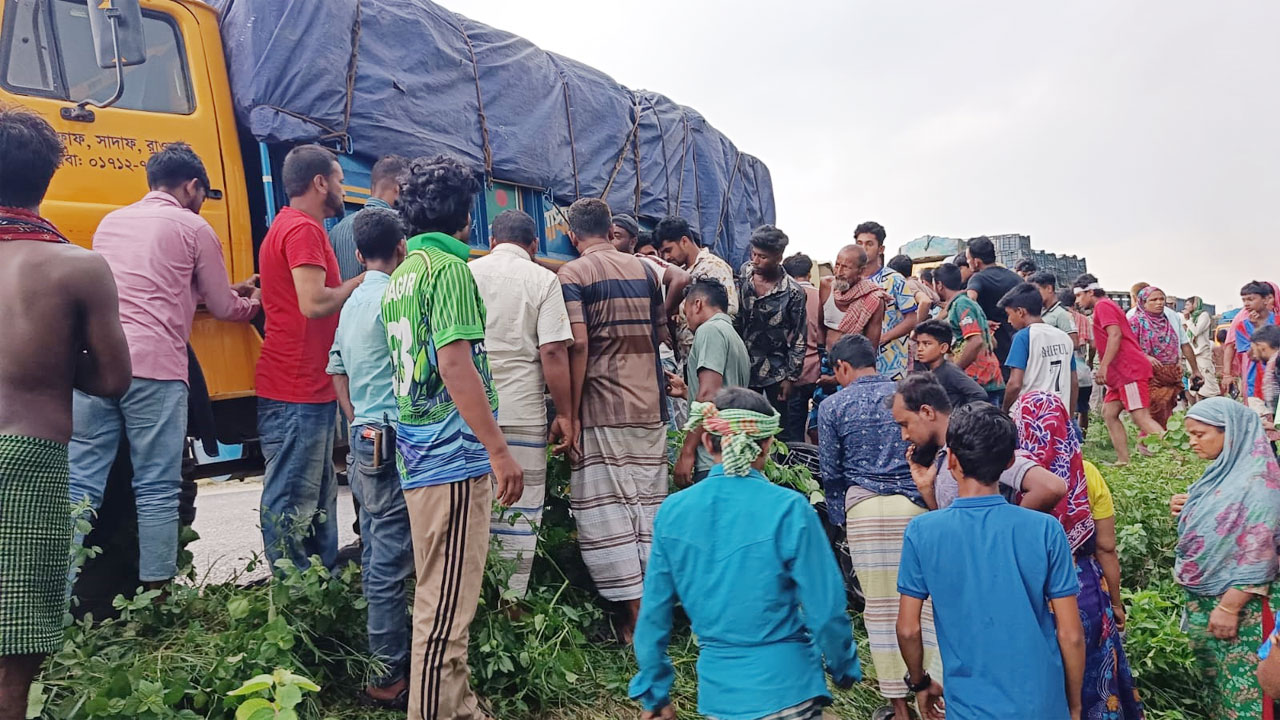 ঘটনাস্থলে স্থানীয় জনতার ভিড়