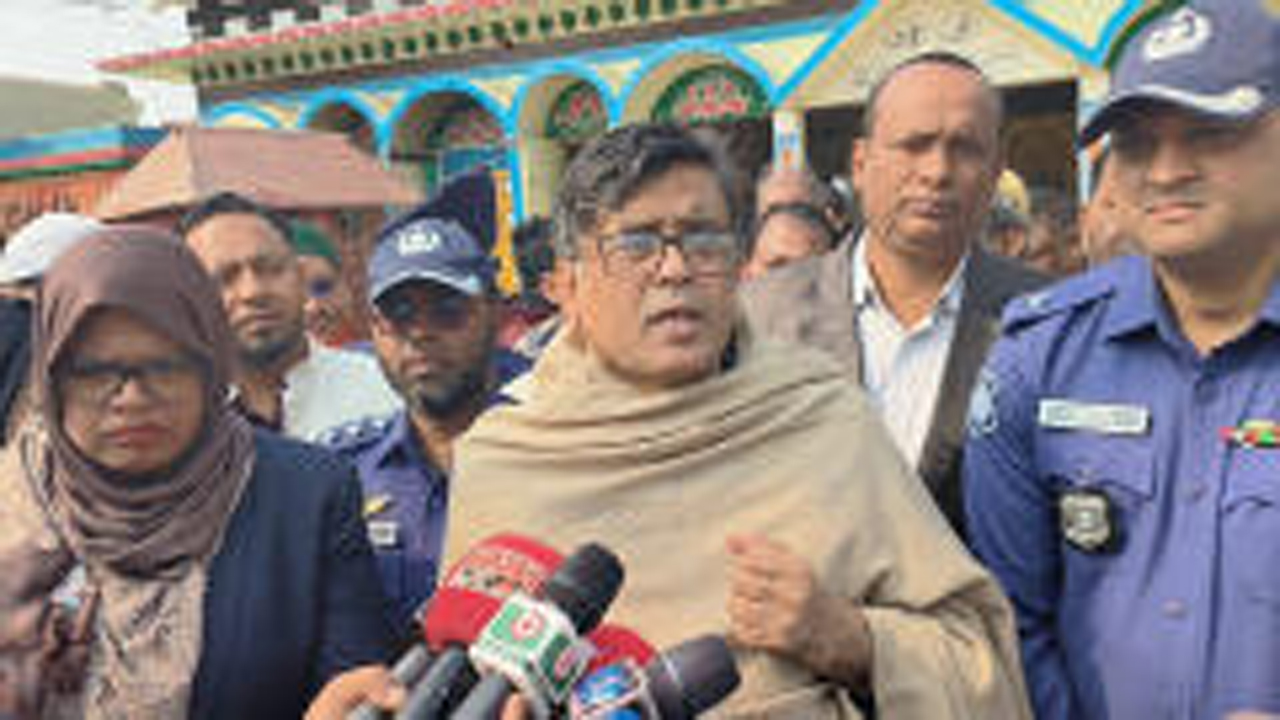 প্রশ্নের জবাব দিচ্ছেন প্রেস সচিব শফিকুল আলম