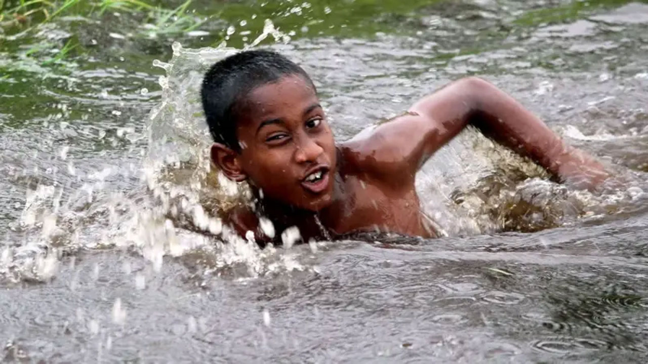 পুকুরে সাঁতার কাটার সময়ে হতে পারে সংক্রমণ