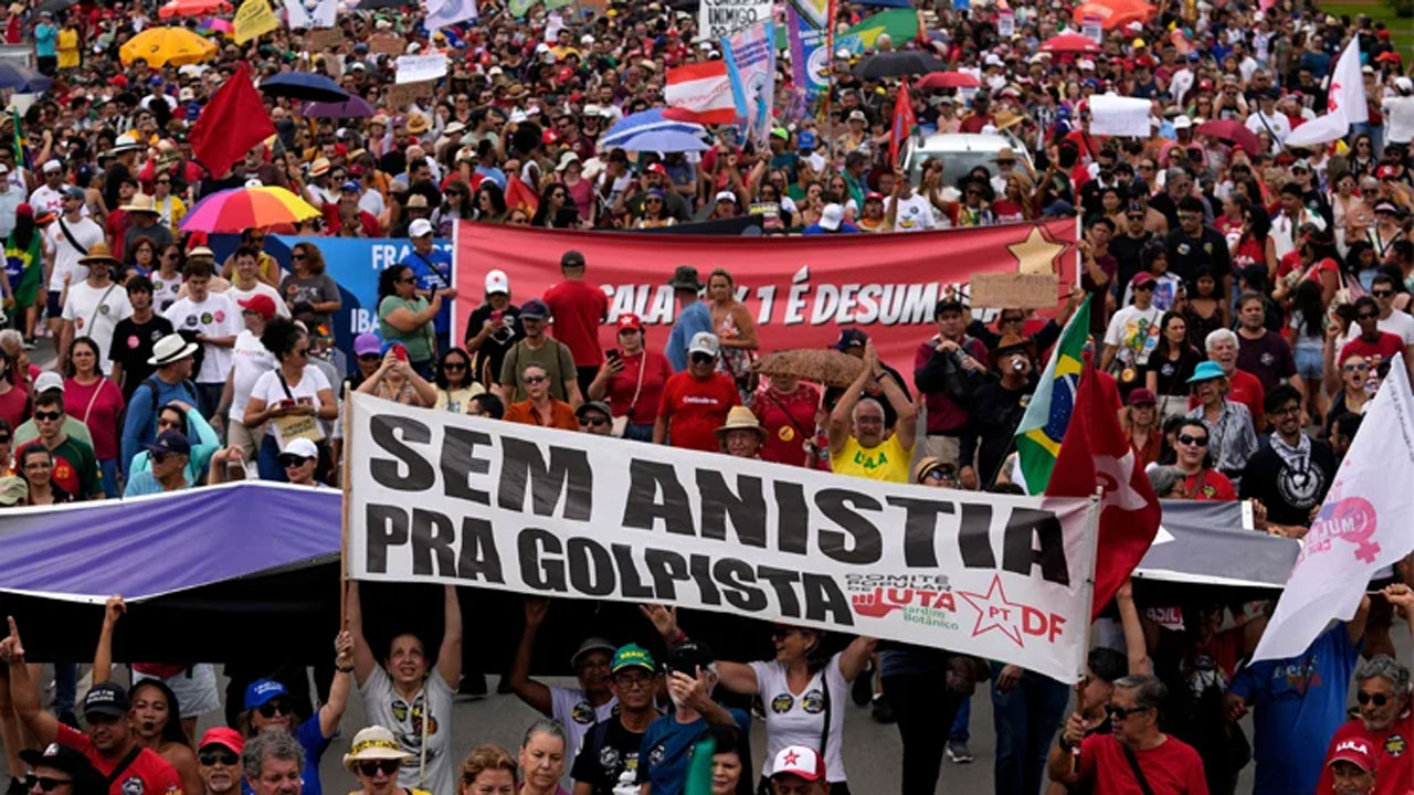 বিক্ষোভকারীরা ব্রাসিলিয়ায় জাতীয় জাদুঘর থেকে কংগ্রেস পর্যন্ত মিছিল করে