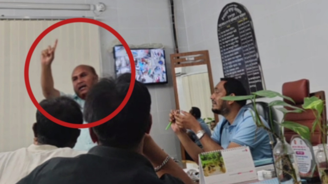 ভূঞাপুরে স্বাস্থ্য কর্মকর্তার সামনে জলাতঙ্কের টিকা না দেয়ার ঘোষণা