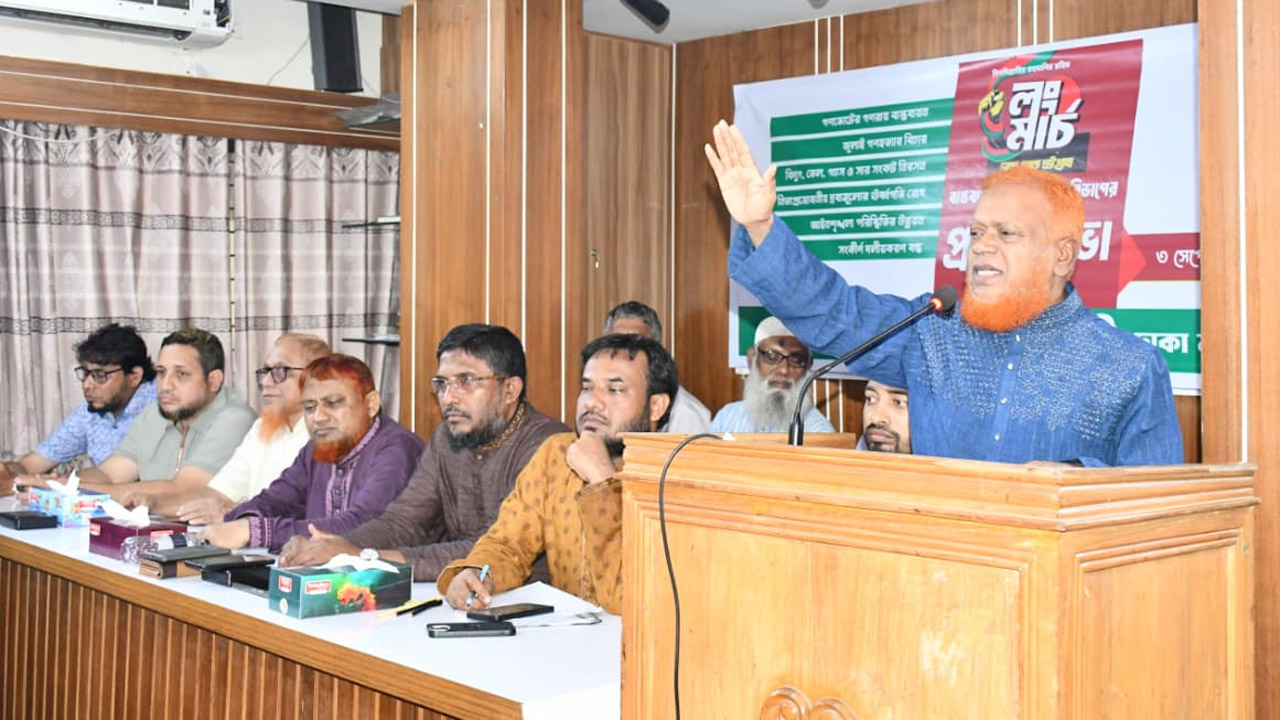 বক্তব্য রাখছেন জামায়াতের কেন্দ্রীয় নির্বাহী পরিষদ সদস্য ও ঢাকা মহানগরী দক্ষিণের আমির মো: নূরুল ইসলাম বুলবুল এমপি