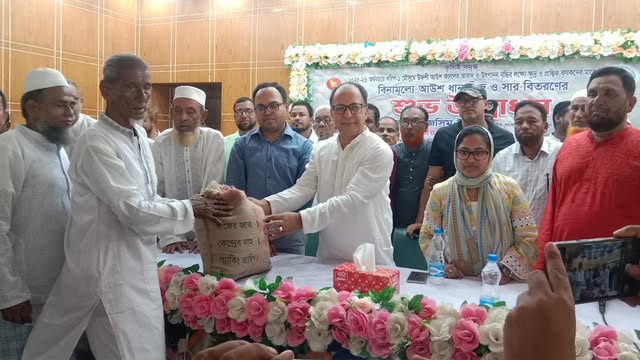 সরকারি প্রণোদনা বিতরণ করছেন এমপি জসিম উদ্দিন