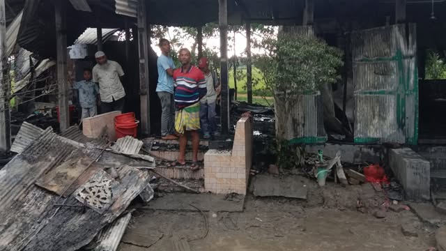 আগুনে পুড়ে যাওয়া বসতঘর।