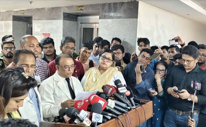 সাংবাদিকদের সাথে কথা বলছেন জাতীয় বার্ন ও প্লাস্টিক সার্জারি ইনস্টিটিউটের ভারপ্রাপ্ত পরিচালক অধ্যাপক মো: নাসির উদ্দিন