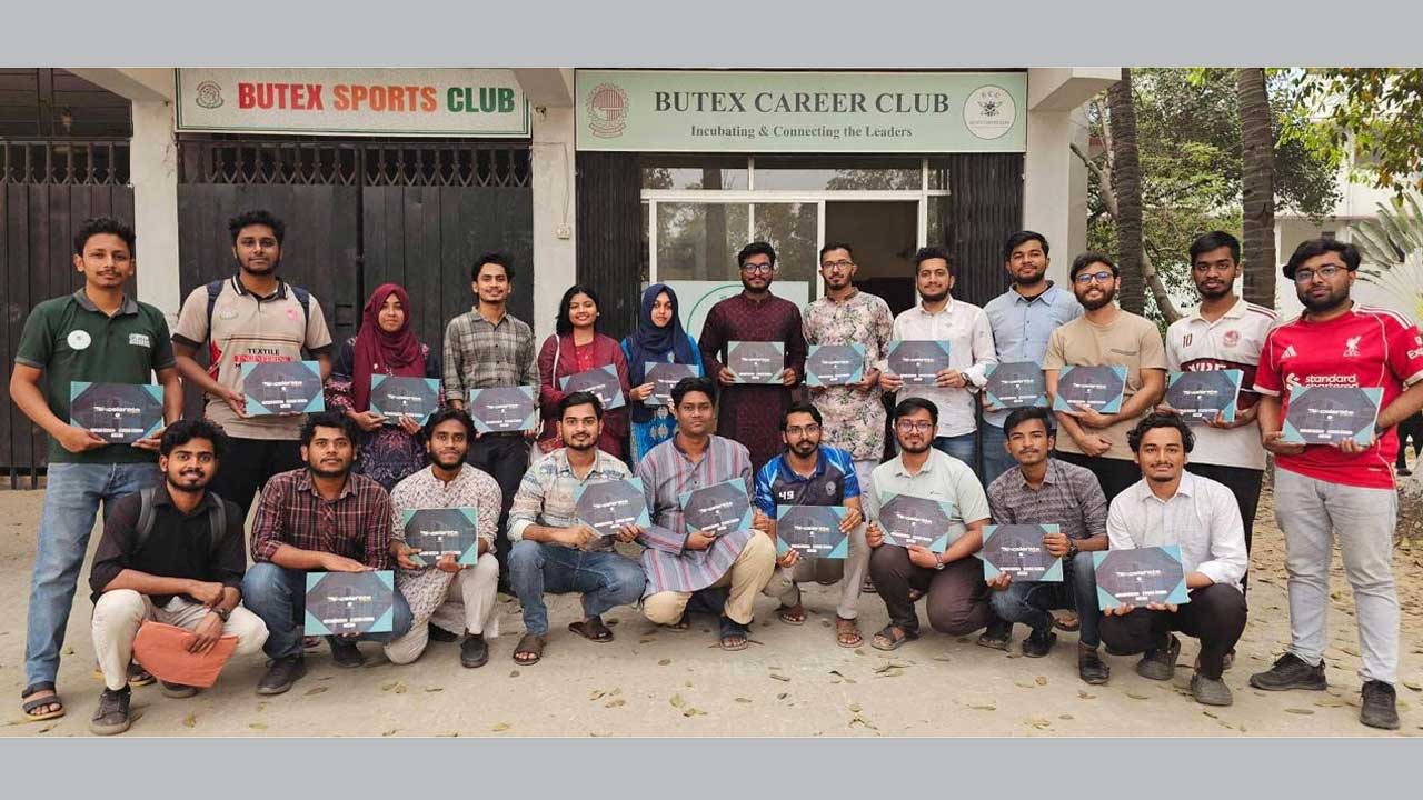 বুটেক্স ক্যারিয়ার ক্লাবের প্রথম  ম্যাগাজিন ‘টেক্সিলারেট' হাতে সদস্যরা