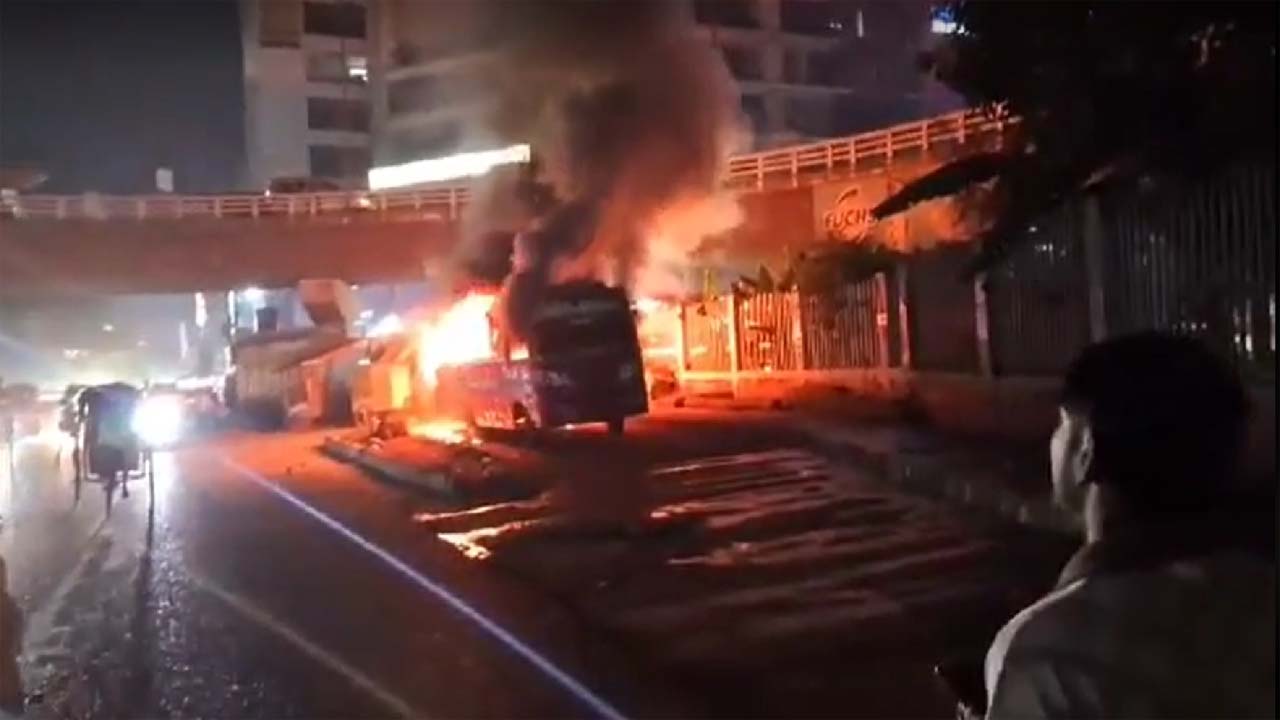 বাসে আগুন