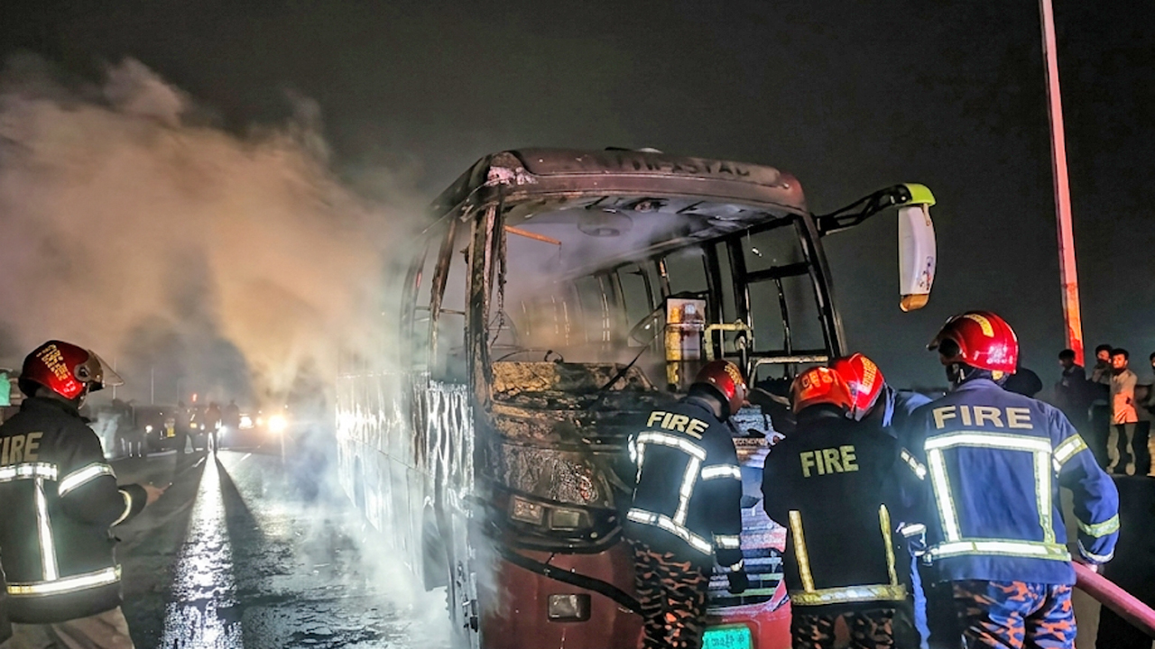 দগ্ধ বাসে উদ্ধারকাজে ব্যস্ত ফায়ার সার্ভিস