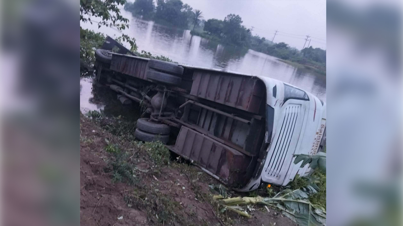 দুর্ঘটনাকবলিত বাস