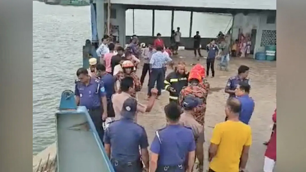 দৌলতদিয়া ঘাটে উদ্ধারকাজে পুলিশ ও ফায়ার সার্ভিস