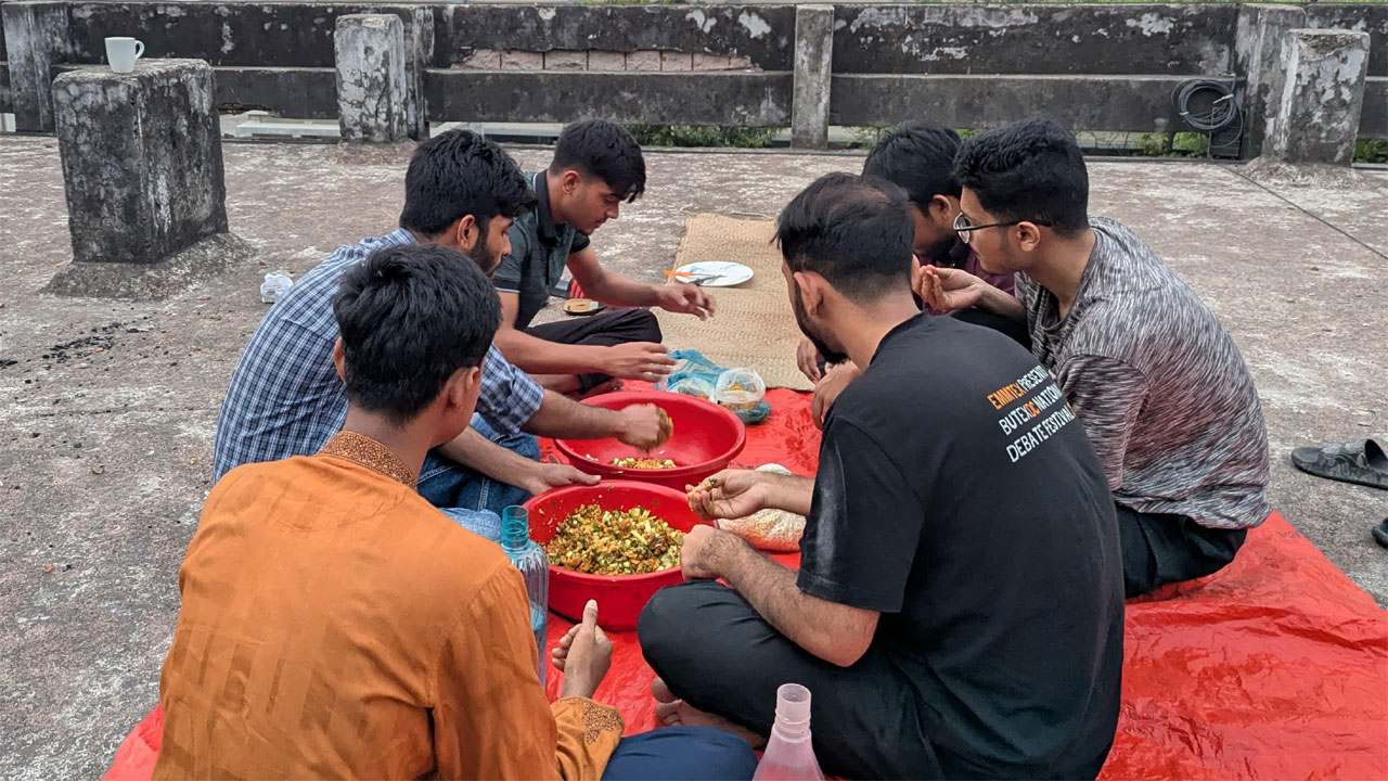 বন্ধুদের সাথে ইফতার