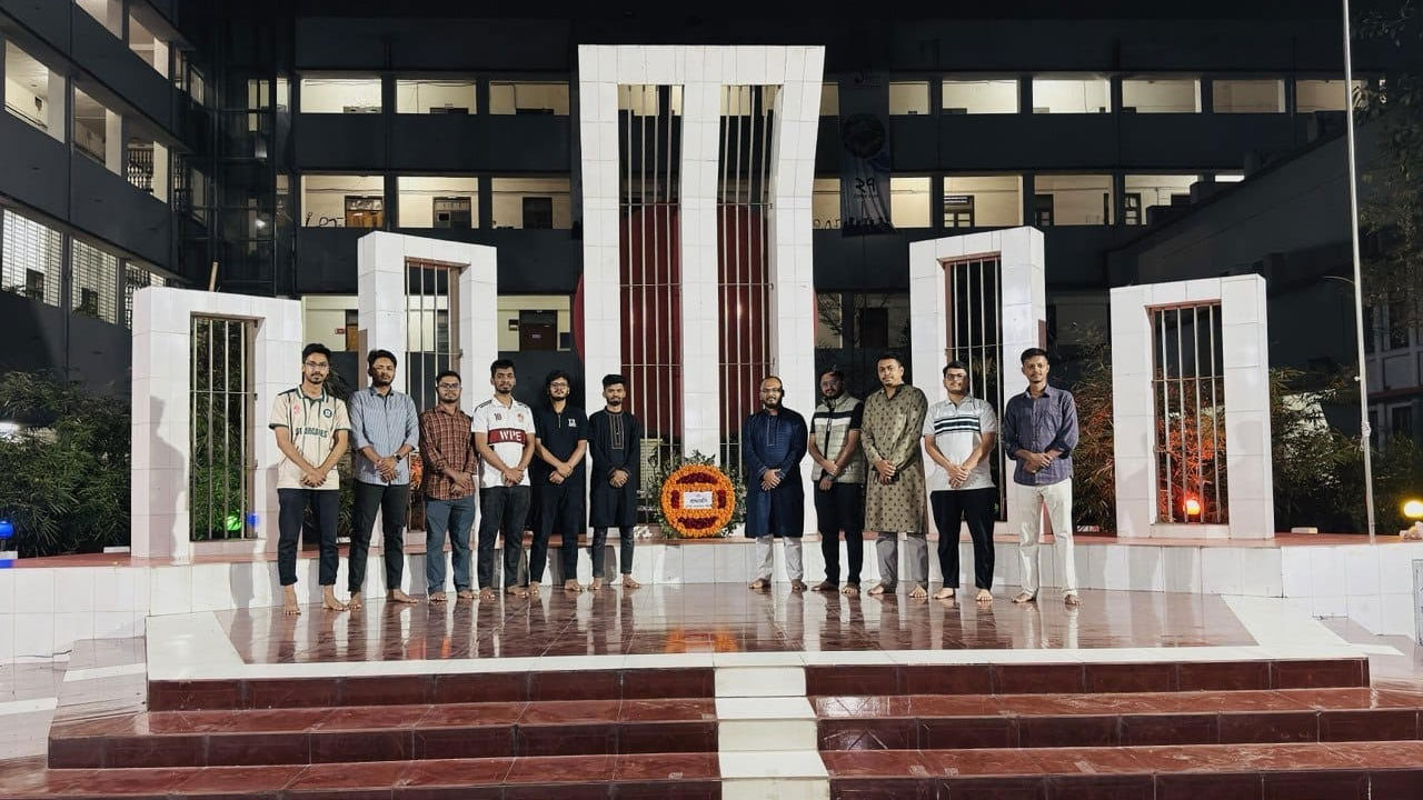 বুটেক্স কেন্দ্রীয় শহীদ মিনারে সাংবাদিক সমিতির পুষ্পস্তবক অর্পণ