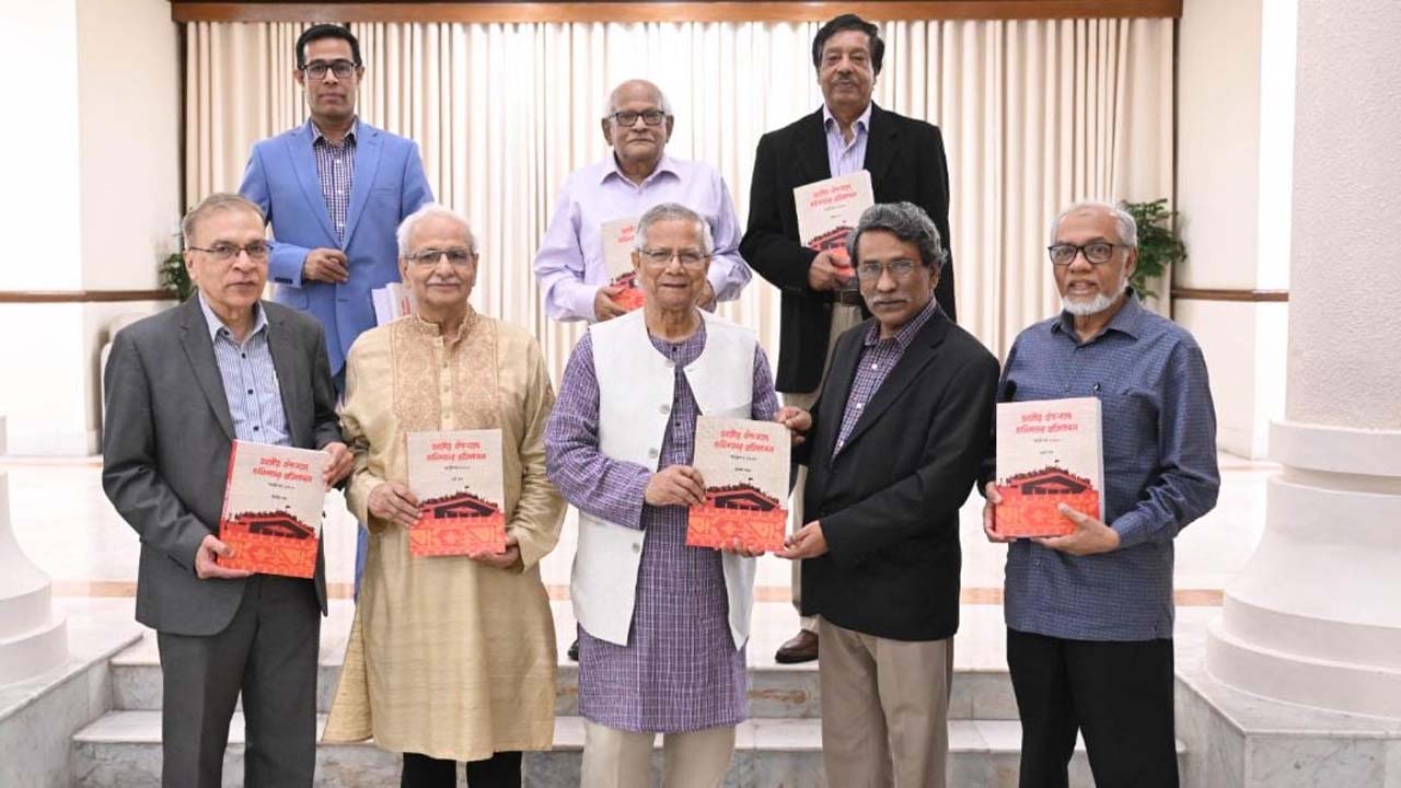 প্রধান উপদেষ্টার কাছে আট খণ্ডের প্রতিবেদন হস্তান্তর করেন জাতীয় ঐকমত্য কমিশনের সদস্যরা