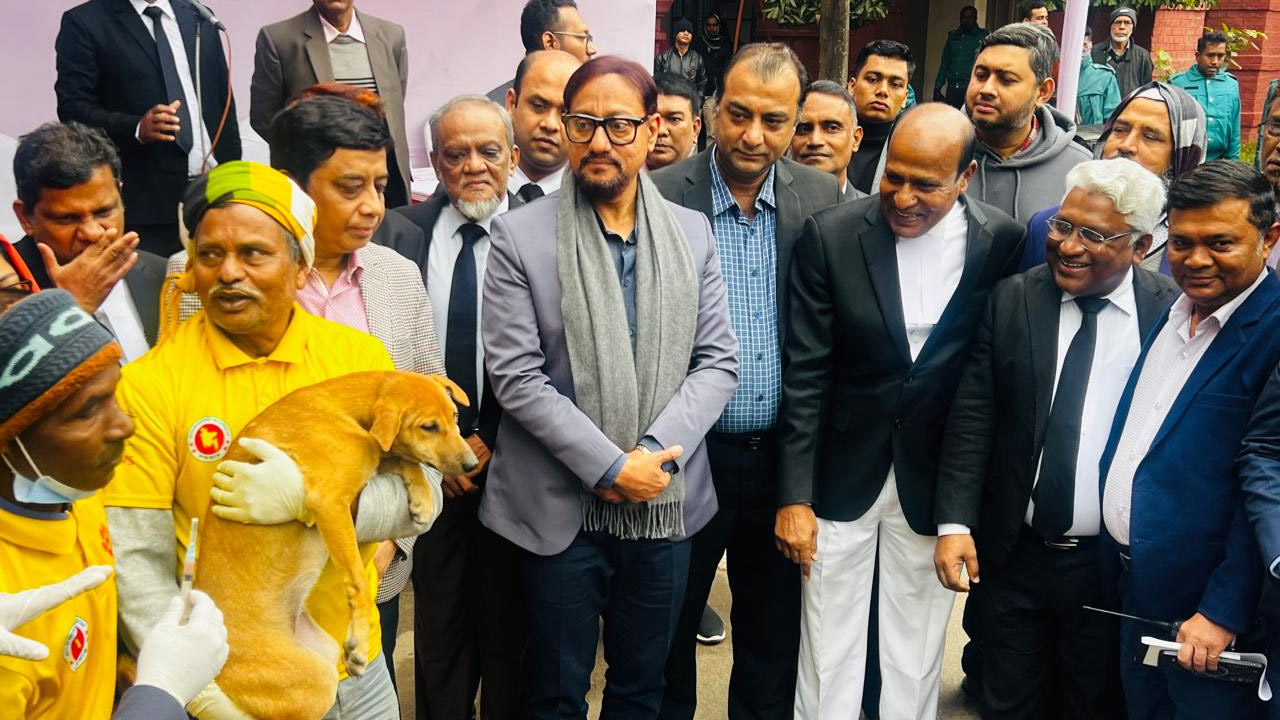 চট্টগ্রামকে জলাতঙ্কমুক্ত করতে বেওয়ারিশ কুকুরদের ভ্যাক্সিন প্রদান কর্মসূচির উদ্বোধন করেন সিটি মেয়র ডা: শাহাদাত হোসেন