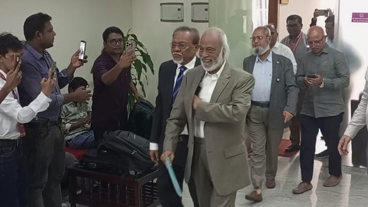 সিইসির কার্যালয়ে বিএনপির স্থায়ী কমিটির সদস্য ড. আবদুল মঈন খানের নেতৃত্বে প্রতিনিধিদলের সদস্যরা