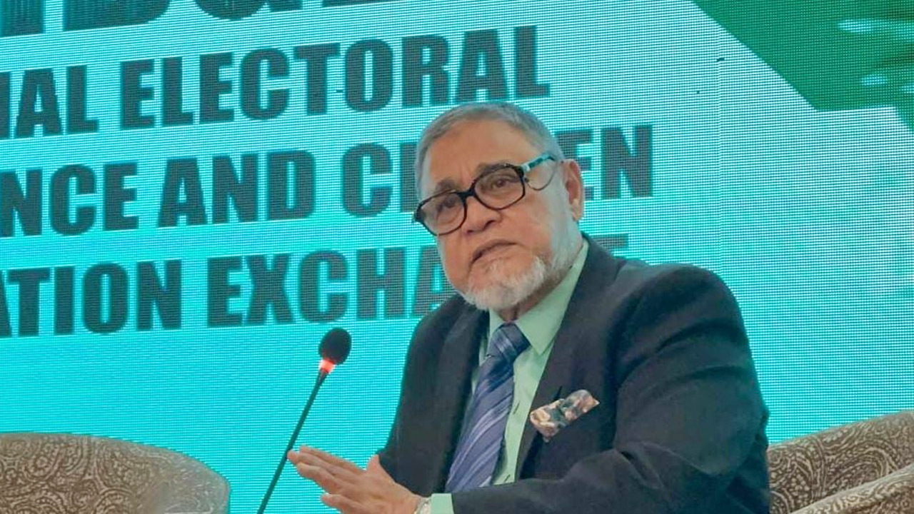 বক্তব্য রাখছেন সিইসি এ এম এম নাসির উদ্দিন