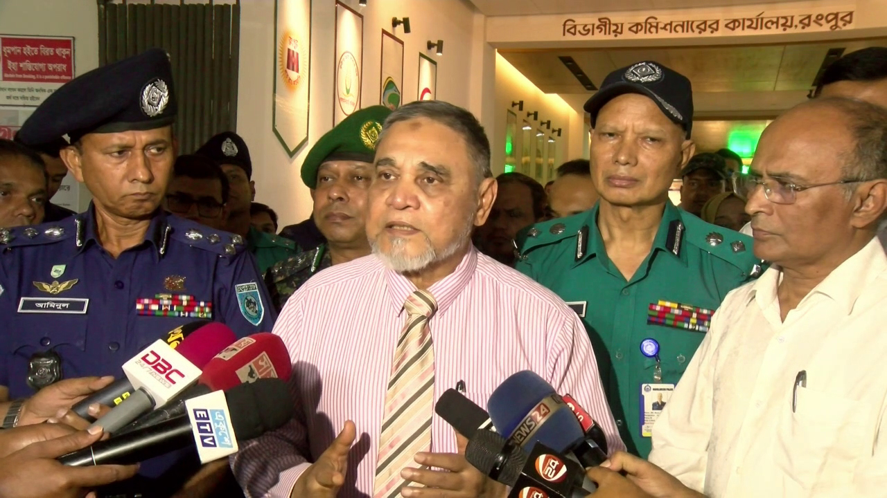 গণমাধ্যমের সাথে কথা বলছেন সিইসি এ এম এম নাসির উদ্দিন