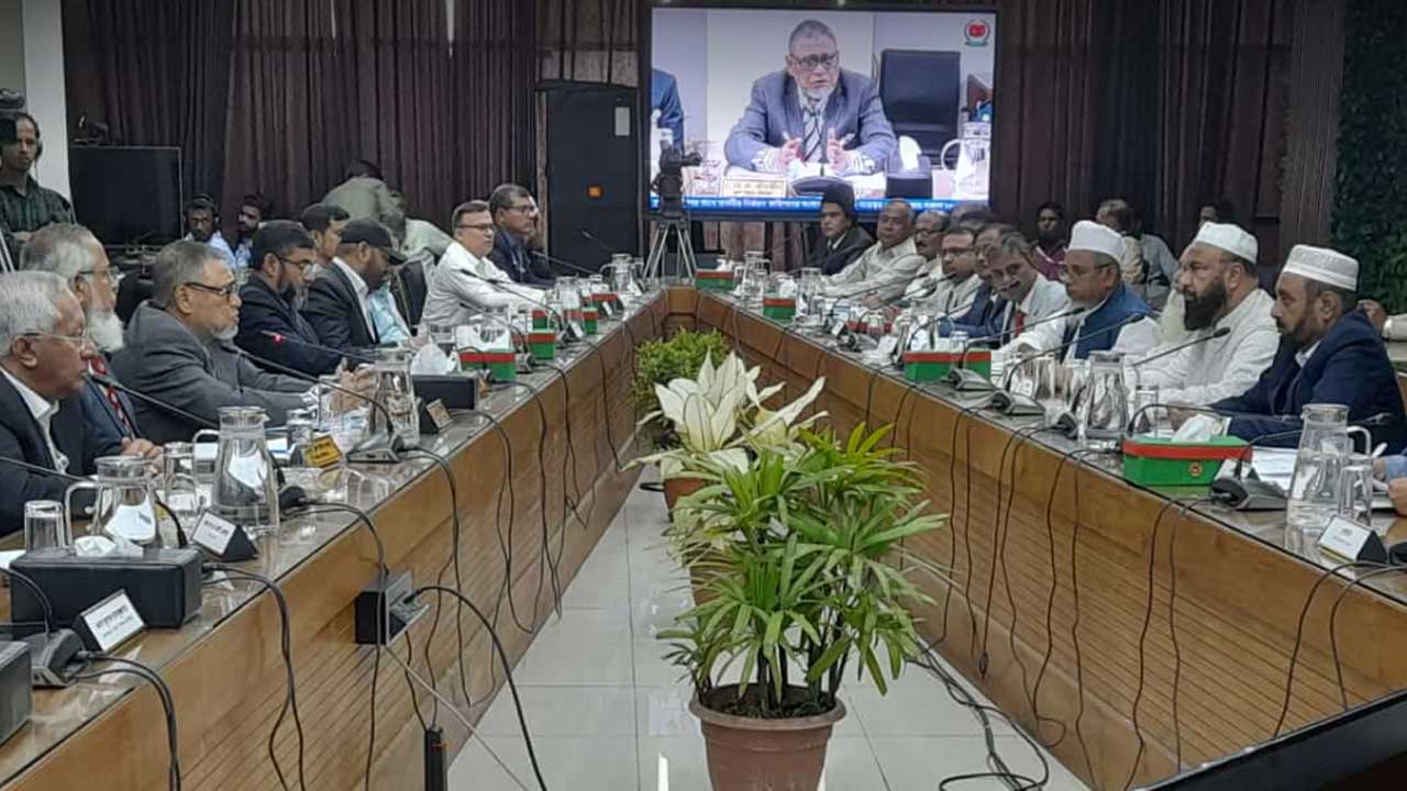 আগারগাঁওয়ের নির্বাচন ভবনের সম্মেলন কক্ষে রাজনৈতিক দলগুলোর সঙ্গে সংলাপের শুভেচ্ছা বক্তব্যে সিইসি