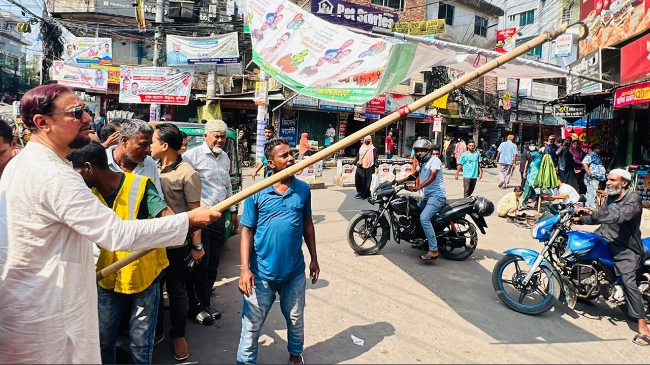 চট্টগ্রামে অবৈধ বিলবোর্ড অপসারণ ও ফুটপাত দখলমুক্ত করতে চসিকের অভিযান
